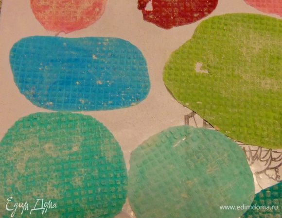 Первое, что надо было сделать, это материал для мозаики. Я попробовала сначала мастику: окрасила ее в разные цвета, тонко раскатала и с помощью канвы для вышивки сделала "камушки". Потом высушила и измельчила.