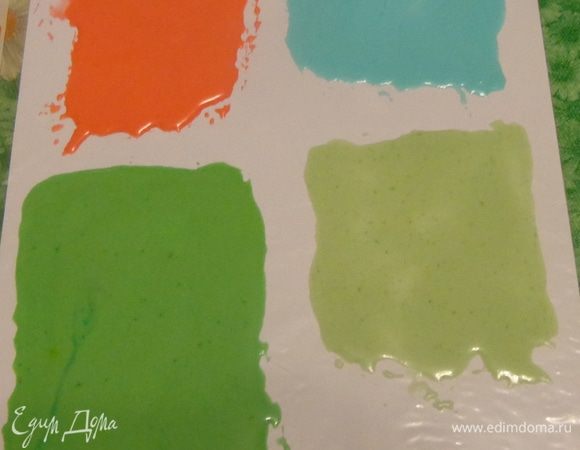 Также попробовала айсинг: окрасила в разные цвета, сделала его довольно жидким и ножом нанесла тонкий слой на полиэтиленовый файл. После высыхания измельчила.