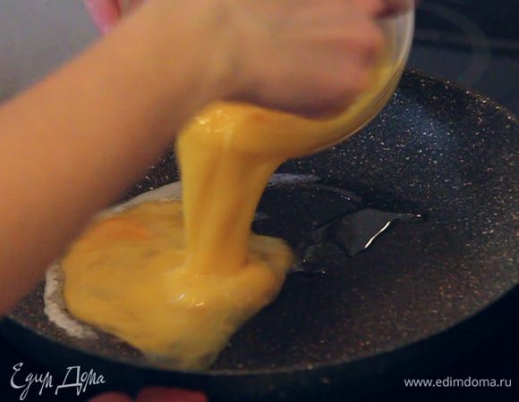 Отдельно в сковороде готовим омлет любым удобным для вас способом. К яйцам можно добавить одну столовую ложку молока. Соль и перец — по вкусу. Полученную болтушку необходимо вылить в разогретую сковороду с растительным маслом.