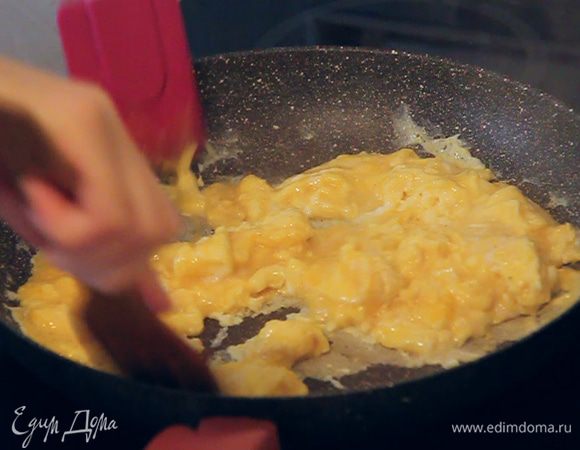 В ходе приготовления — омлет активно перемешиваем. Так как нам для нашего салата понадобятся воздушные кусочки получившегося омлета.