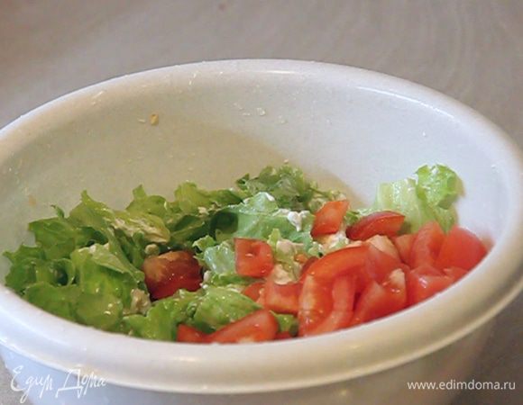 Затем добавляем порезанные кубиками помидоры. Еще раз легко перемешиваем.
