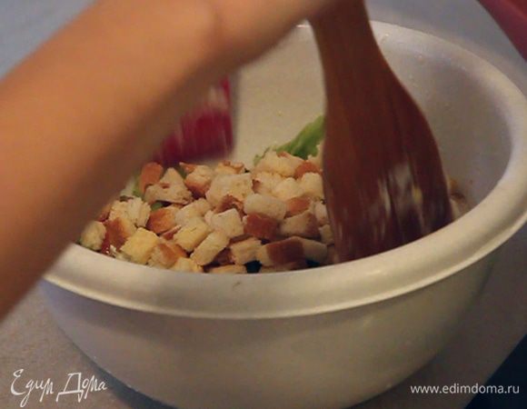 Добавляем сухарики. Немного подсаливаем и так же — перемешиваем.