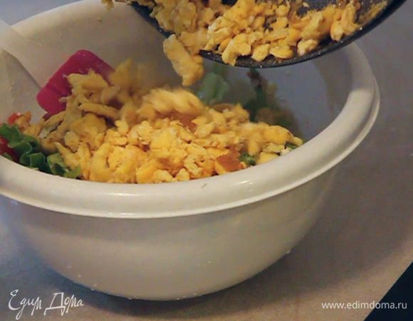 Теперь пришло время добавить наш горячий омлет. Немного перемешиваем.