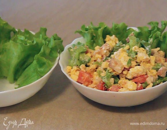 Выкладываем салат на подготовленные тарелочки (можно выложить весь салат на общее большое блюда либо порционно каждому в отдельную тарелочку).