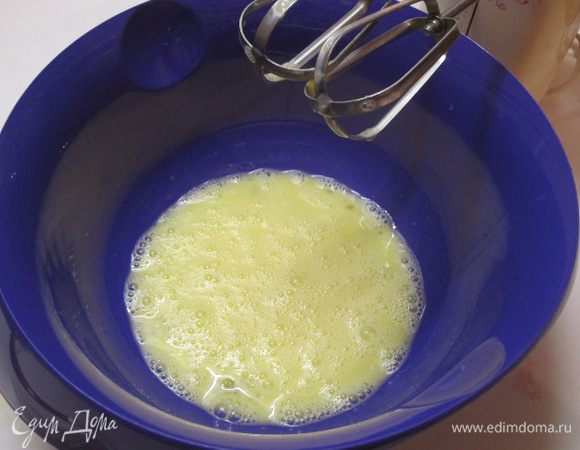 Яйца разбить, слегка взбить.