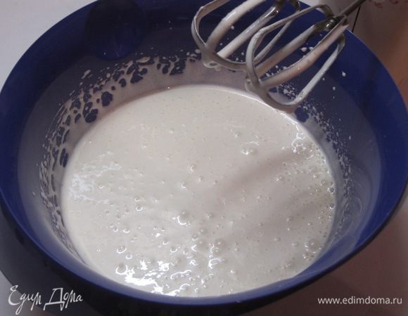Постепенно добавить сахар, взбить.