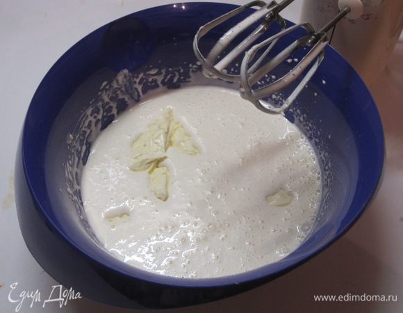 Добавить размягченное сливочное масло.