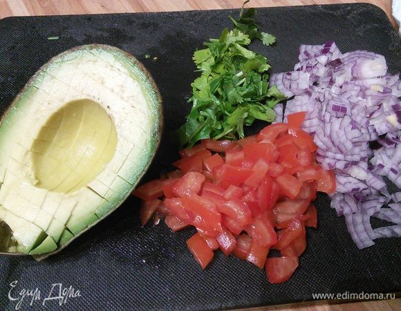 Для сальсы измельчить все продукты, из помидора желательно удалить семена.