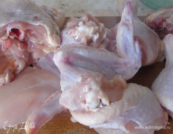 Разделываем на порционные куски, грудинку снимаем с кости.