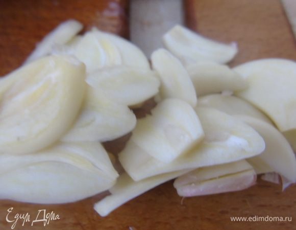 Чеснок очищаем и нарезаем пластинами.