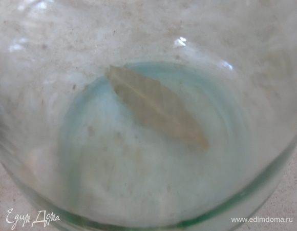 Трехлитровую банку хорошо со всех сторон просматриваем, чтобы исключить трещинки. На дно кладем лавровый лист.