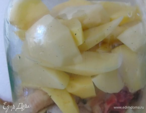 Затем выкладываем все остальное мясо, которое обваливаем в смеси специй. Сверху мяса кладем очищенный и крупно нарезанный, присоленный, присыпанный свежемолотым перцем картофель.