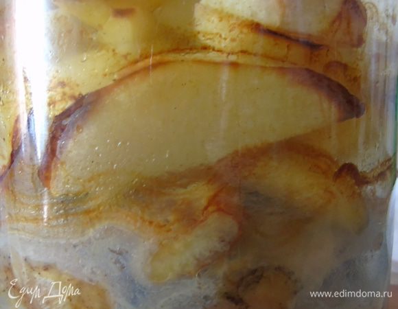 Включаем духовку на 180°C и готовим курицу 1,5 часа. Духовку при этом не открываем, чтобы не создавать перепад температуры.