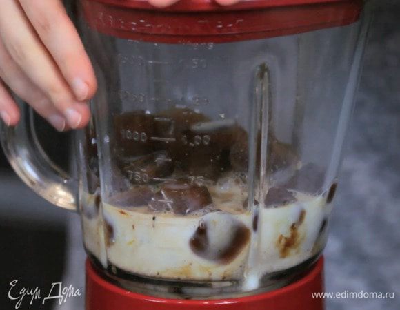 Заморозить на ночь кофе в формочках для льда. 