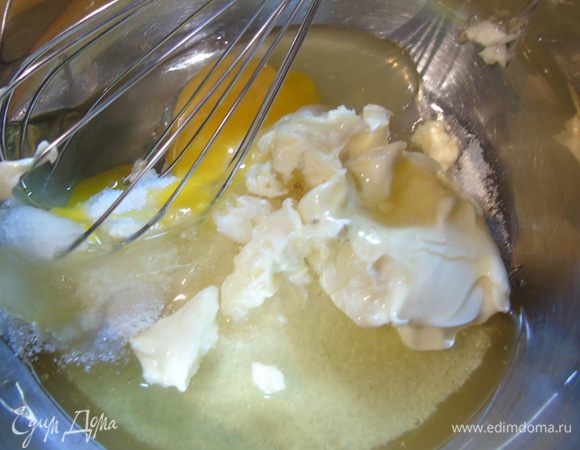 Смешать в посудине сахар, яйцо, соль, мед и мягкое сливочное масло.