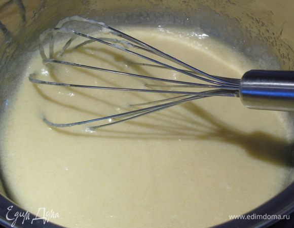 Ставим на водяную баню и помешивая ждем когда масло растопится и масса станет горячей.