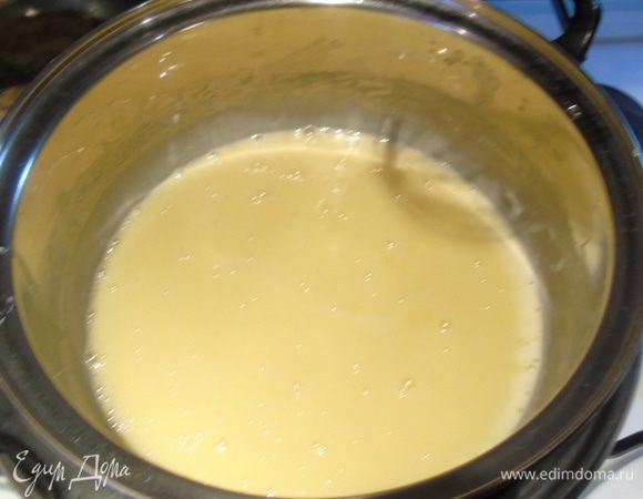 Всыпаем пищевую соду и быстро размешиваем.