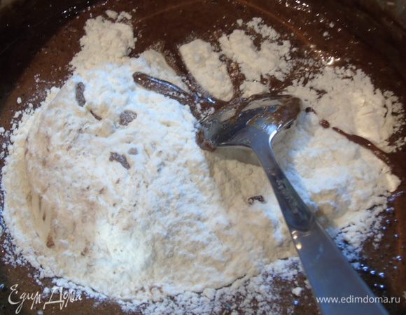 Постепенно добавляем муку, муки может понадобится и чуть больше или же меньше, в каждый раз уходит по разному, от 2 до 3 стаканов.