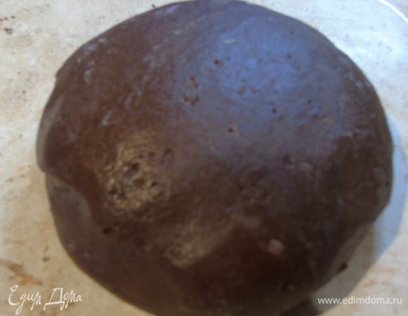 Тесто должно быть мягким  и эластичным, совсем слегка липнуть к рукам. Муки не стоит перебарщивать, чтобы пряники не были  твердыми.