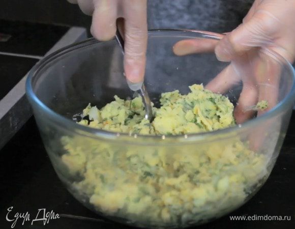 Картошку размять в пюре, добавить кумин, паприку, цедру и сок лимона, укроп и 2 ст.л. молока от рыбы.