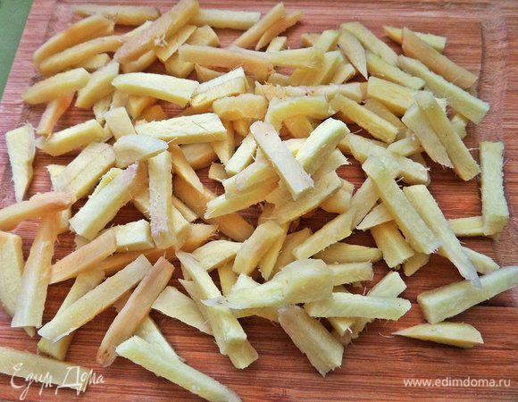 Нарезать ломтиками, а потом брусочками. Я сделала по аналогии с магазинными.