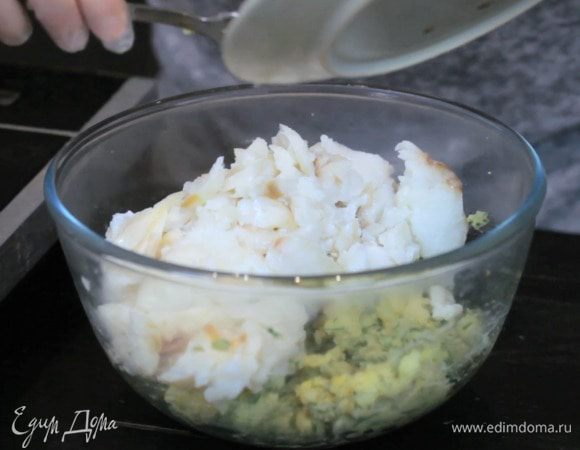 Затем размять вилкой рыбу на кусочки и смешать с картофелем, посолить и поперчить по вкусу.
