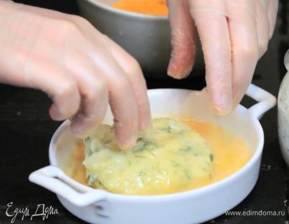 Взбить яйцо. Сформировать котлетки и окунуть сначала в яйцо.