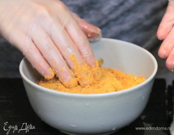 Затем окунуть в сухари. На этом этапе котлеты можно заморозить на 2 месяца. Перед готовкой замороженные котлеты убрать в холодильник на ночь, а затем приготовить согласно инструкции.