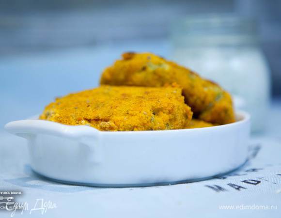 Обжарить котлеты в масле по 5 минут с каждой стороны. Затем запечь при температуре 200°C 8-10 минут.

Для соуса смешать сметану с чесноком и укропом.