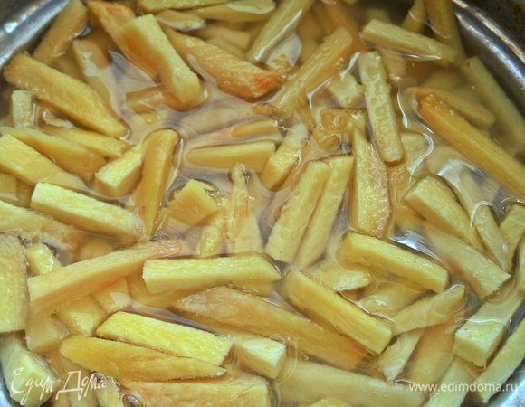 Залить водой и поставить вариться на 1 час.