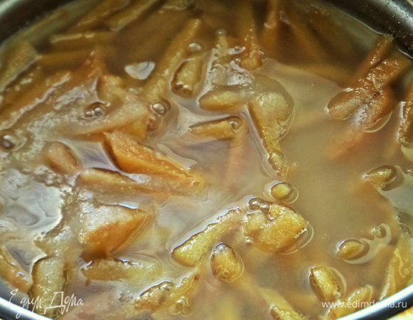 Можно отдельно сварить сироп, а можно сразу засыпать сахар и отмеренную воду. Выжать лимонный сок по желанию ложку.