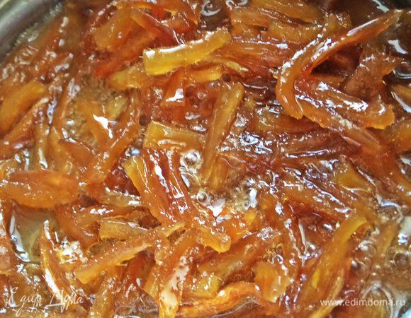 Снова варить 1 час, помешивая. В конце лучше не отходить далеко от плиты, следить, чтобы не подгорел сироп.