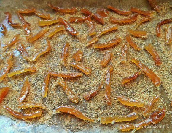 Для верхней панировки я решила обвалять кусочки в коричневом сахаре. Они быстро подсыхают. Можно без сахара, а обмакнуть кусочки в шоколад — будут имбирные конфеты!