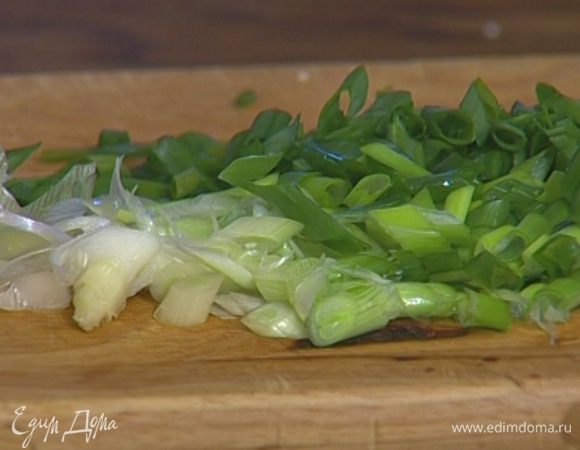 Зеленый лук тонко порезать наискосок.