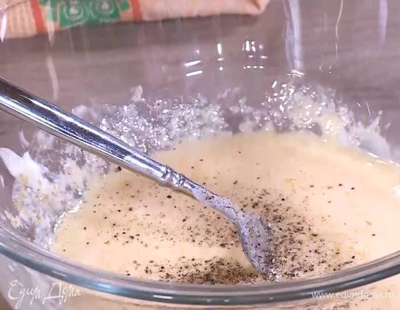 Всыпать сахар, кунжут, разрыхлитель, соль, перец и все перемешать.