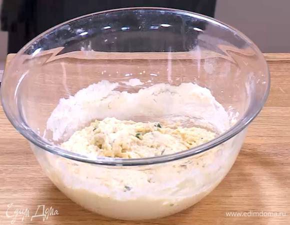 Добавить пшеничную и кукурузную муку, зеленый лук и вымешать тесто.