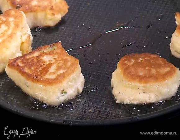 Разогреть в сковороде оливковое масло и пожарить оладьи.