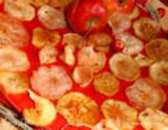 А это яблочные дольки в карамели,очень вкусные,готовить можно круглый год, как и морковные и имбирные сладости: http://www.edimdoma.ru/retsepty/51433-yablochnye-chipsy-dlya-ukrasheniya-piroga-i-ne-tolko