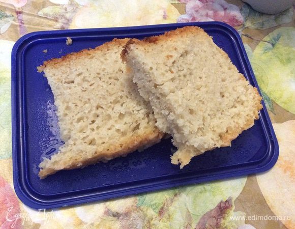 Чашу мультиварки смазать маслом и выложить в нее тесто. У меня в режиме "Хлеб" время приготовления 3 часа (из них 1 час идет на расстойку теста). За час до окончания хлеб необходимо перевернуть. И все готово!