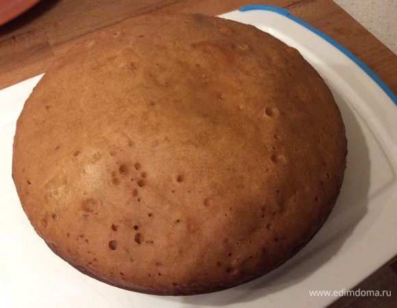 1 стакан сахара растираем со сливочным маслом и добавляем яйца. Взбиваем полученную массу.
Мед нагреваем вместе с разрыхлителем до растворения первого и образования пены. 
Добавить муку. Тесто получается немного гуще, чем на оладьи.
Чашу мультиварки смазать сливочным маслом. Готовить в режиме "Выпечка" 80 минут до сухой спички. Корж остудить.