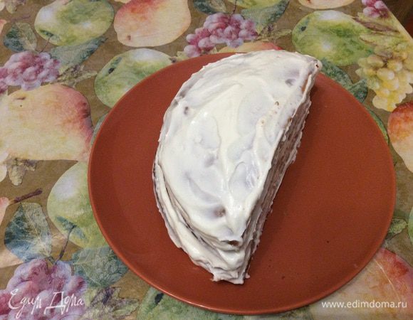 Разрезать его на 6 коржей. Я делила на 3, так как использовала половину ингредиентов, и потом еще пополам. 
Сметану смешать с 0,5 стакана сахара до его растворения.
Промазать коржи и убрать в холод для пропитки (чем дольше, тем лучше; но не менее 3 часов).