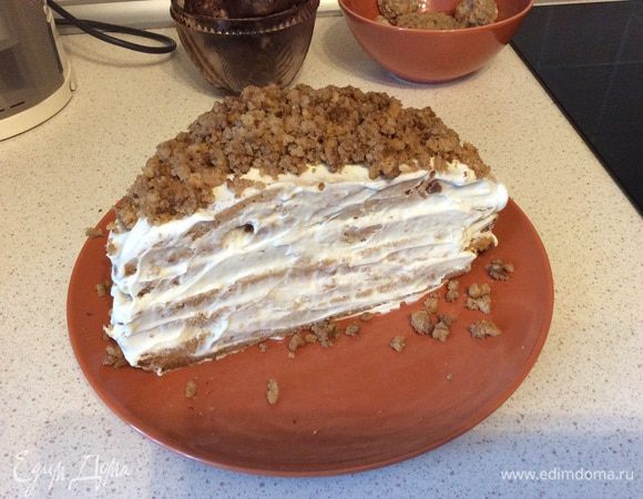 Украсить по желанию. Я выложила крошки от коржа, смешанные с жидким медом и корицей. Приятного аппетита!