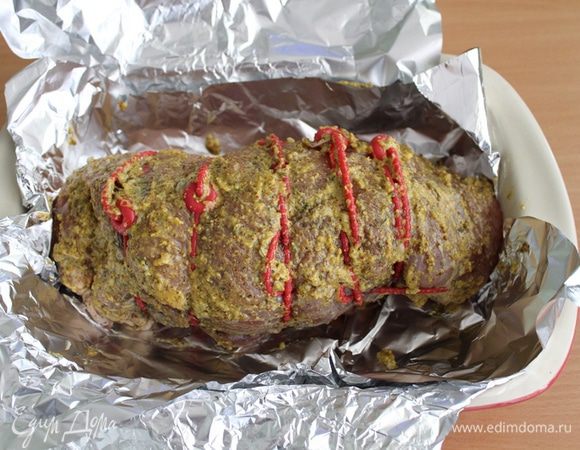 Достать замаринованное мясо из пакета, удалить лишнюю влагу, перевязать кулинарной нитью (или специальными жгутиками). Со всех сторон, кроме низа, нанести тонким слоем соус-обмазку и оставить пропитаться на 2-3 часа в холоде. 