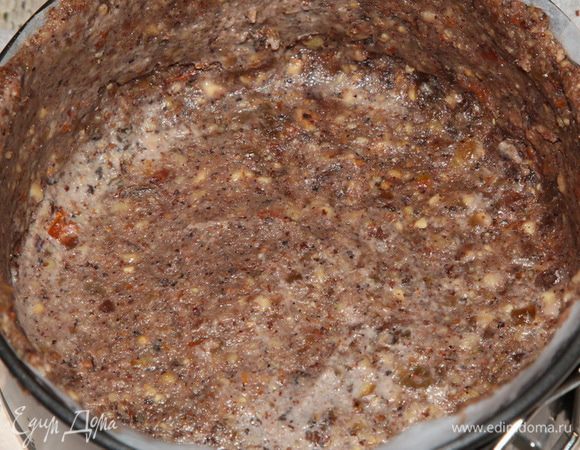 Теперь берем небольшими порциями тесто и выстилаем им дно и стенки формы. Сверху затягиваем пленкой пищевой и на 30 минут отправляем в морозильную камеру.