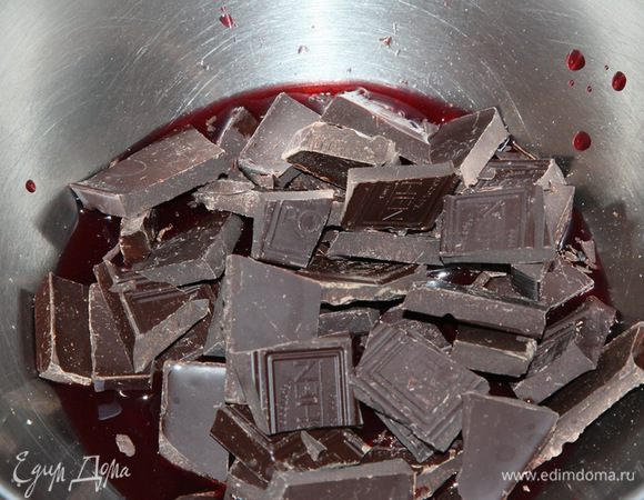 Шоколад ломаем на кусочки, отправляем в емкость и добавляем туда же вишневый сок (у меня домашний сок без сахара).