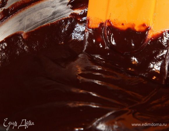 Ставим на водяную баню и топим шоколад. Помешивая, соединяем его с вишневым соком до получения однородной массы.