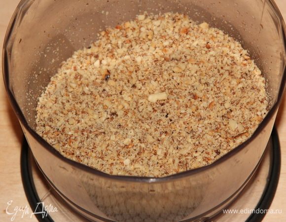 Орехи подсушиваем на сковороде, смалываем в мелкую крошку.