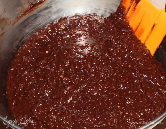 Добавляем к шоколадной смеси бананы и орехи и тщательно вымешиваем.
