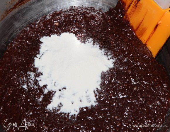 В получившуюся смесь добавляем агар-агар и снова вымешиваем. Оставляем ненадолго охладиться.