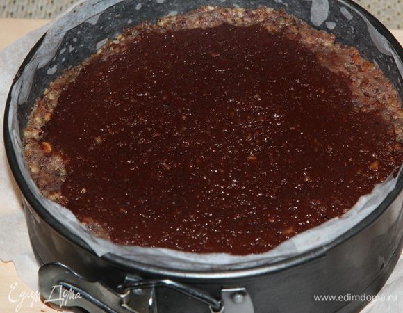 Форму вынимаем из морозильной камеры и выкладываем начинку. Лопаткой разравниваем поверхность.